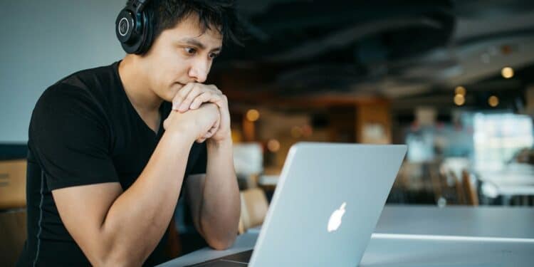 un étudiant sur son ordinateur