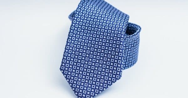 Quelle cravate choisir pour une occasion formelle avec un costume bleu