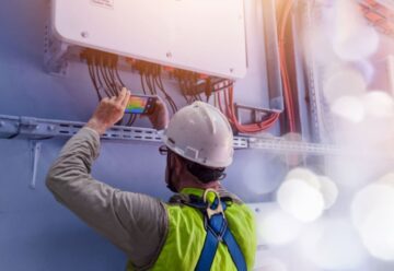 un homme sur un chantier