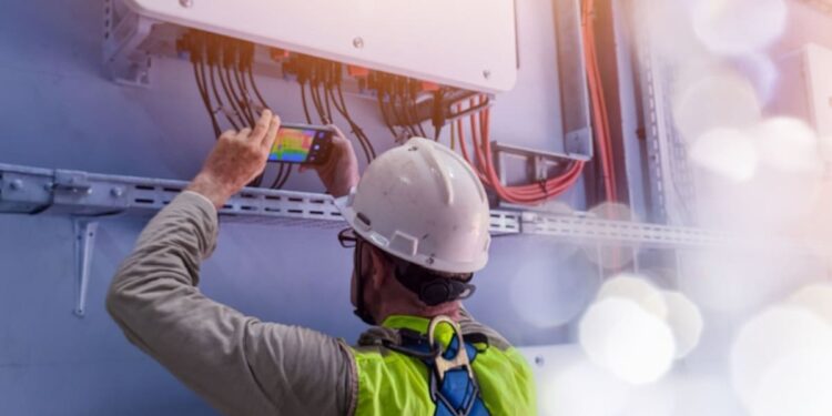 un homme sur un chantier