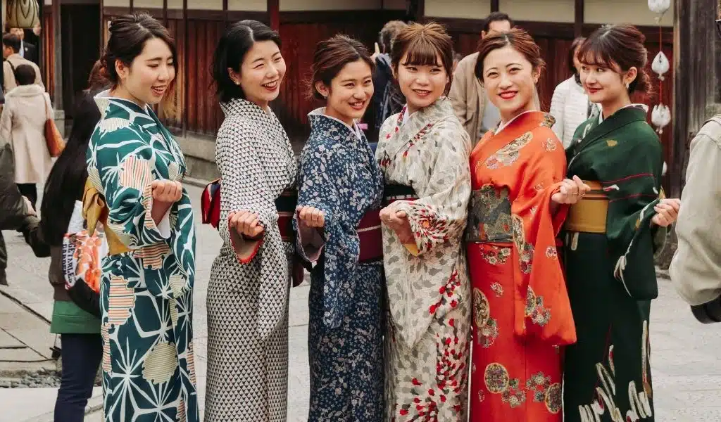 Explorons la signification des kimono japonais pour femmes une culture riche en symboles