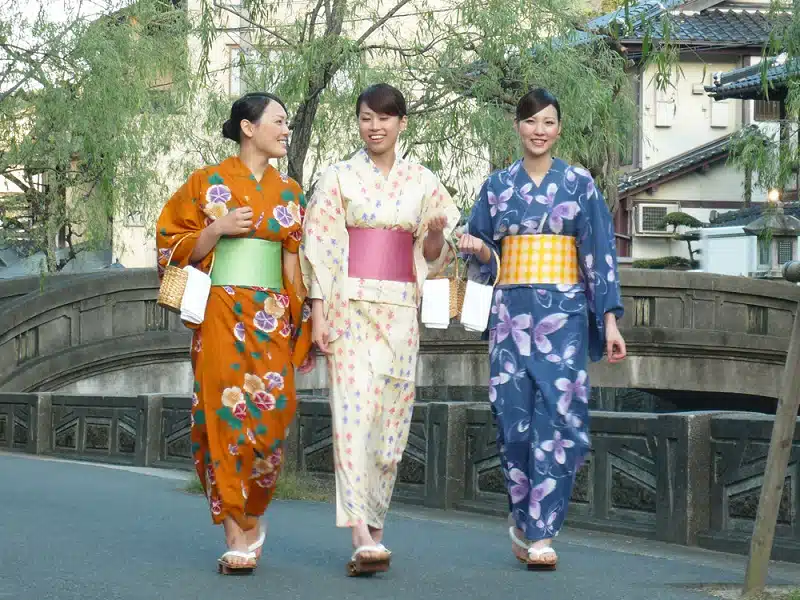 Explorons la signification des kimono japonais pour femmes une culture riche en symboles