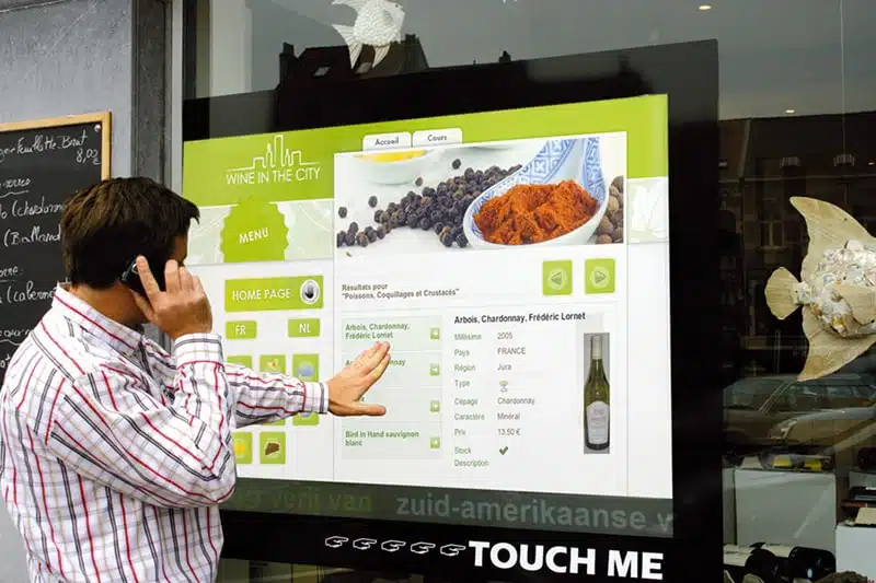 La vitrine tactile interactive, le nouveau moyen de captiver votre clientèle