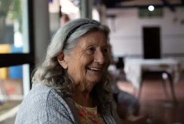 une femme âgée souriant