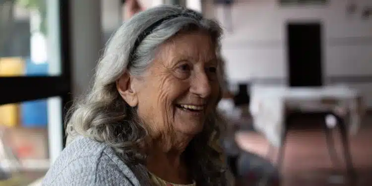 une femme âgée souriant
