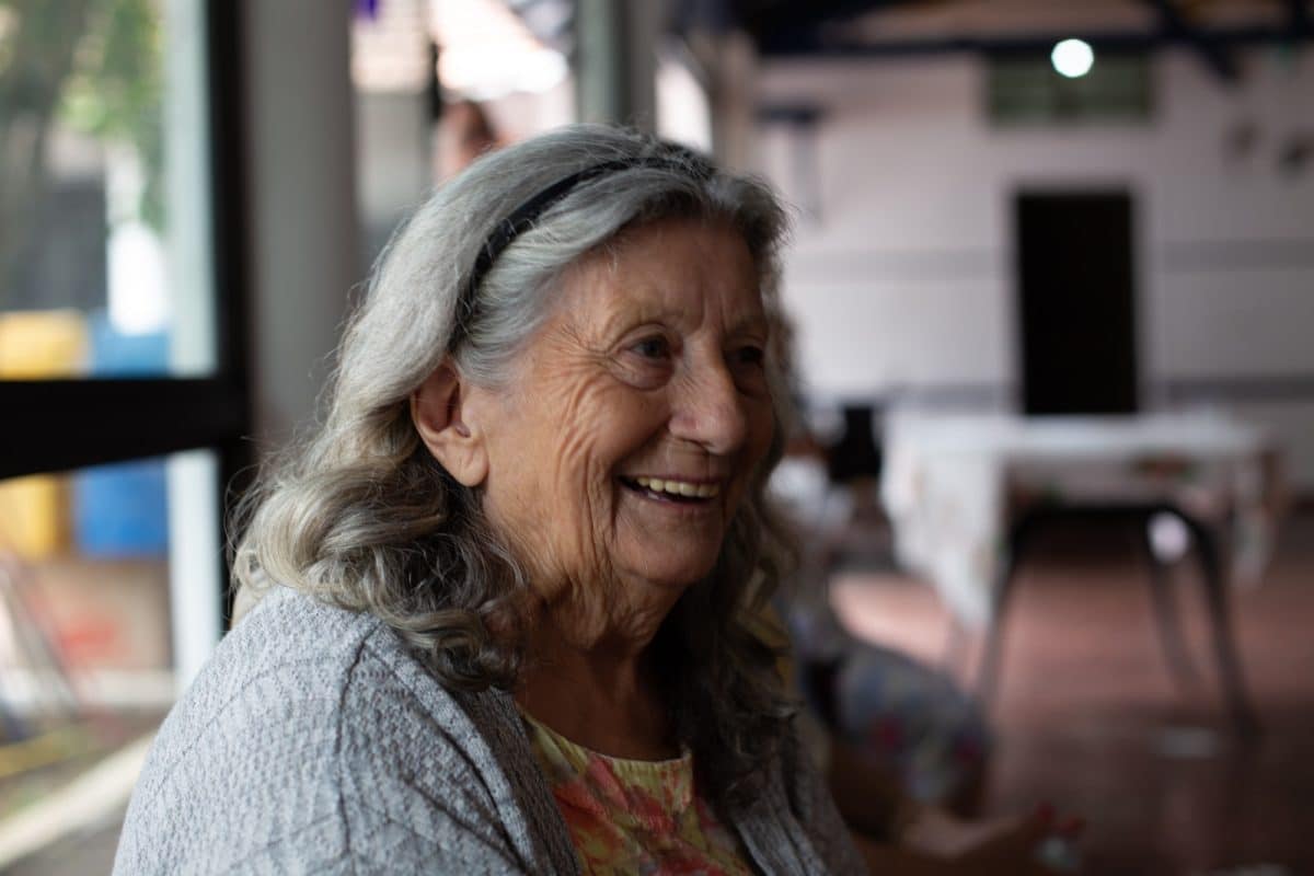 une femme âgée souriant