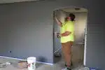 Un peintre travaillant sur la rénovation d'une maison