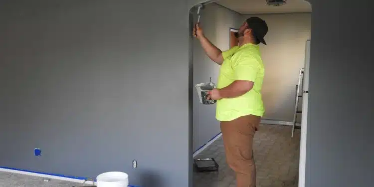 Un peintre travaillant sur la rénovation d'une maison