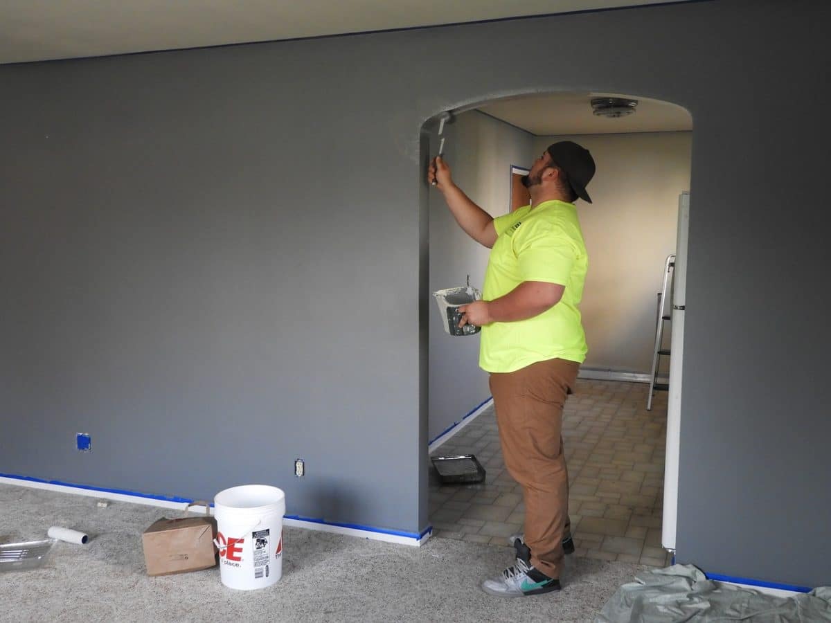 Un peintre travaillant sur la rénovation d'une maison