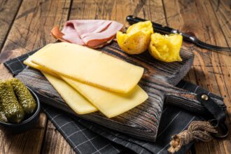 Tranches de fromage à raclette prêtes à fondre dans un poêlon