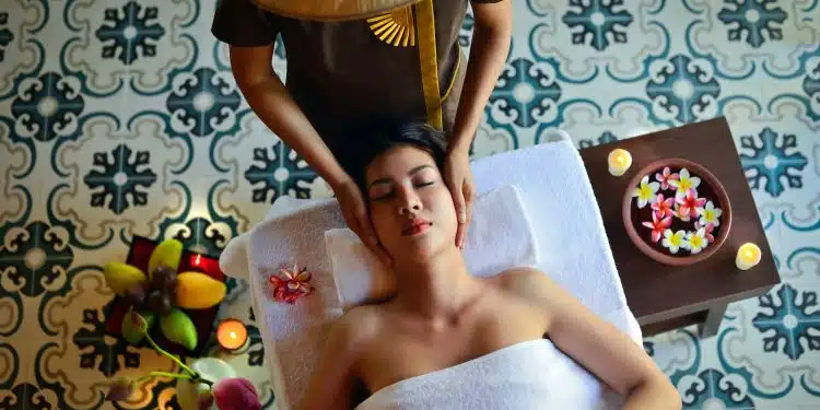 Une femme se faisant masser dans un SPA - Thalasso