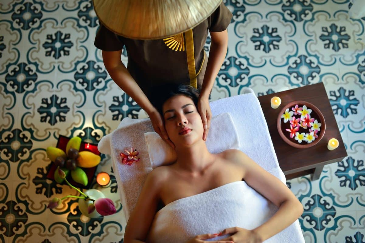 Une femme se faisant masser dans un SPA - Thalasso