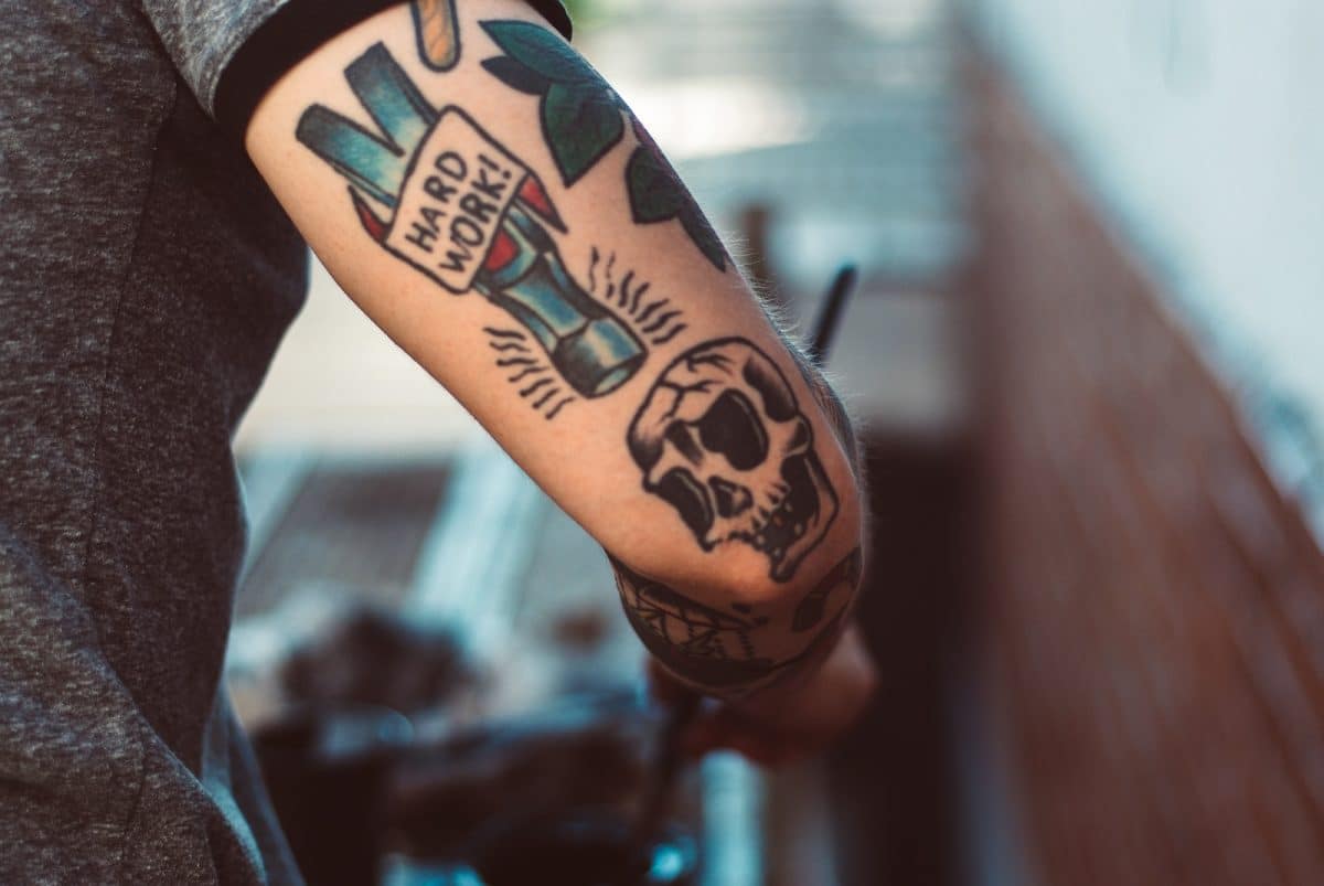 une personne tatouée